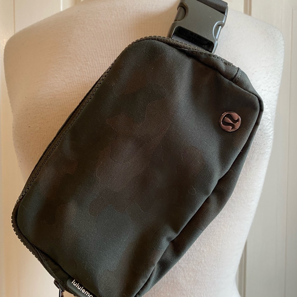 Lululemon Olive Camo Everywhere Belt Bag - Only Used Once - Great Condition